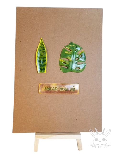 Kit de ímãs artesanais com Espada de Santa Bárbara, folha de Costela-de-Adão e tag com a frase “Andar com fé”. Peças feitas à mão, ideais para decoração com significado.