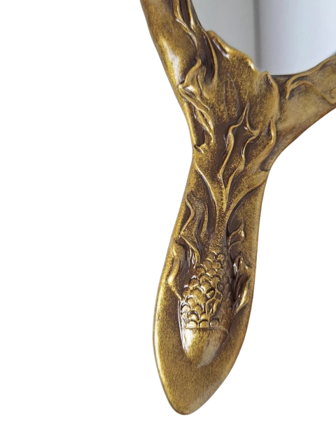 Escultura artesanal do Abebé de Oxum em biscuit, feita à mão com delicadeza e riqueza de detalhes. Peça simbólica que representa beleza, amor e espiritualidade.