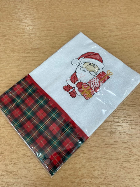 Pano de Prato Barra Xadrez e Bordado Papai Noel Presente