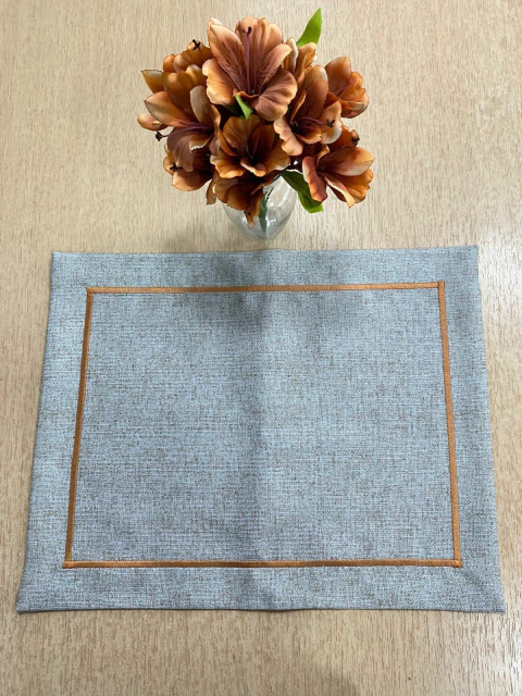 Lugar Americano Retangular Fendi Bordado Caramelo