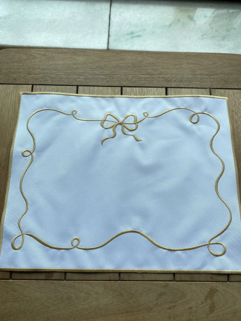 Lugar Americano Laço Charlotte Dourado Impermeável (Natal)