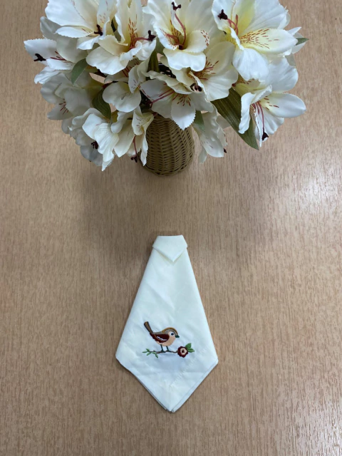 Guardanapo Pássaro e Flor Bordado