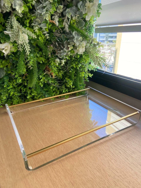 Bandeja de Acrílico e Metal Dourada 5x40x30cm