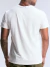 Homem visto por trás vestindo camiseta masculina branca de tecido Dryfit, com mangas curtas e gola redonda