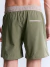Short masculino verde com cós elástico na cor areia visto por trás