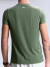 Homem visto de costas vestindo camisa dryfit verde militar de manga curta