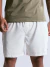 Homem vestindo short masculino branco com camiseta verde oliva