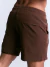Short masculino marrom com cós elástico e bolso traseiro