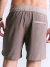 Short masculino na cor grafite com faixa de cintura elástica na cor areia, visto de costas