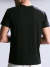Homem visto de costas vestindo camisa masculina preta de manga curta feita em tecido dryfit