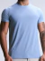Homem vestindo camisa dryfit azul jeans com gola redonda e mangas curtas