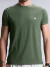 Homem vestindo camisa dryfit verde militar com logo branco "up" no peito