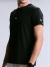 Homem vestindo camisa masculina preta Agile com tecido dryfit, vista frontal parcial