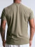 Vista traseira de um homem vestindo uma camisa masculina Agile cor oliva de tecido dryfit
