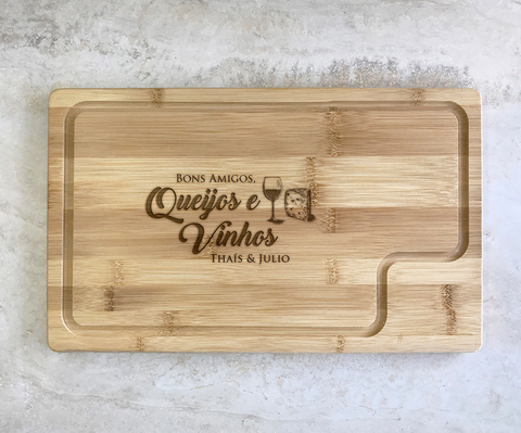 Tábua de frios retangular pequena personalizada de bambu, com gravação "Bons Amigos, Queijos e Vinhos, Thaís & Julio", ideal para servir frios e aperitivos.