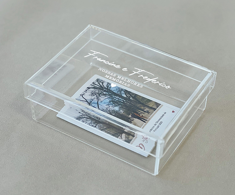 Caixa de acrílico transparente para fotos 16 x 12 cm personalizada, exibindo fotos impressas em seu interior.