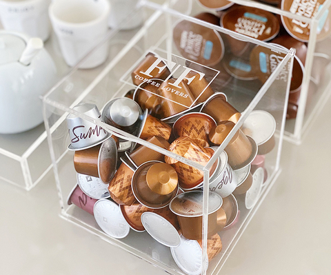 Porta cápsulas em acrílico personalizado, transparente, com cápsulas de café organizadas, ideal para decoração e praticidade na cozinha.