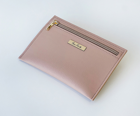 Mini necessaire personalizada em couro sintético Nati na cor rosa claro, com zíper dourado e plaquinha metálica, ideal para viagens e organização de pequenos itens.