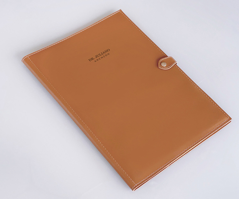 Pasta A4 com presilha feita em couro sintético personalizada, ideal para escritório, na cor marrom claro, vista de cima sobre fundo branco.