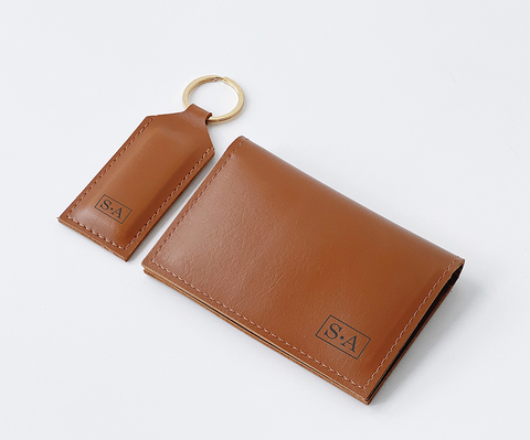 Conjunto de porta cartão e chaveiro em couro sintético personalizado na cor marrom, com iniciais gravadas e acabamento elegante, ideal para presentes.