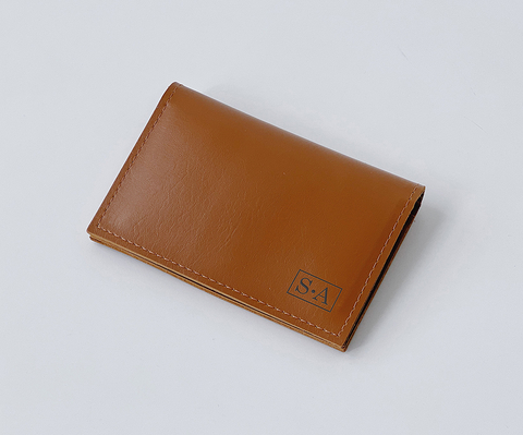 Porta cartão em couro sintético personalizado na cor marrom, ideal para organizar cartões.