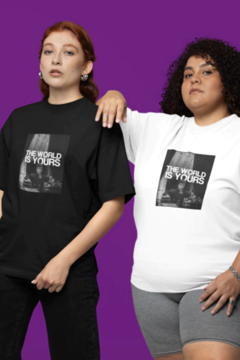 CAMISETA THE WORLD IS YOUR PLUS-SIZE - comprar online