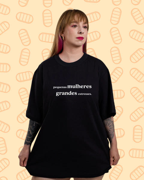 Camiseta Frases - pequenas mulheres, grandes estresses