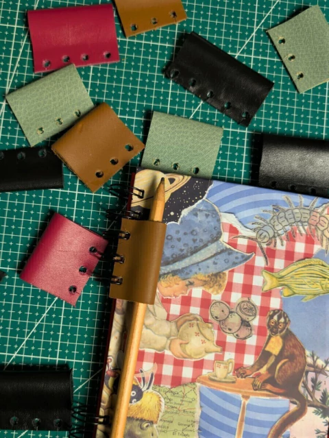 Portalapicera de cuero para cuadernos anillados