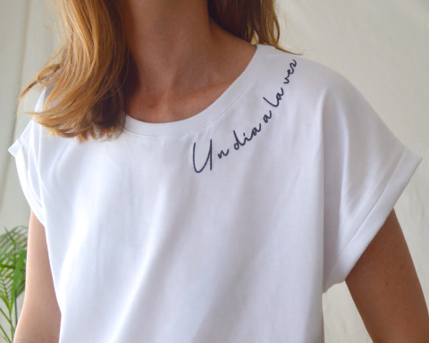 Remera Lupe "Un día a la vez" - comprar online