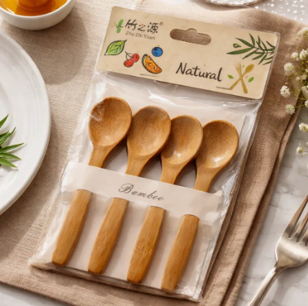 Set de 4 cucharas de bambú naturales en un envase transparente