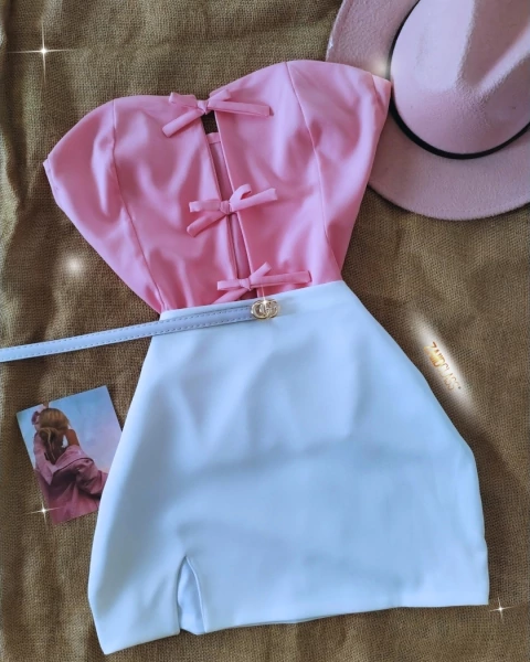 Conjunto de blusa de lazo y falda short blanca