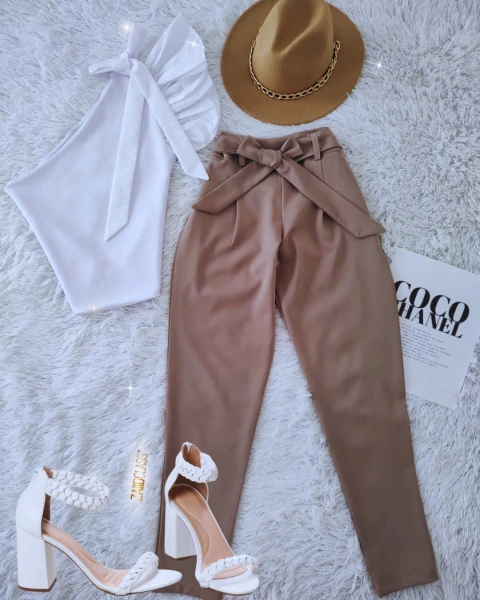 Conjunto Blusa Blanca Volados + Pantalón Paperbag Beige