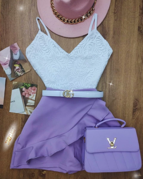 Blusa blanca con encaje y falda lila con vuelos – Look femenino y elegante