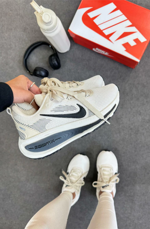 TÊNIS NK VOMERO 18 FEMININO - comprar online