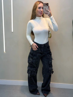 Calça wide leg brim preta bolsos cargo