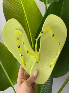 Chinelo anatômico bico redondo spikes verde lima