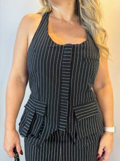 Blusa frente única zíper bolsos frontais risca de giz preto