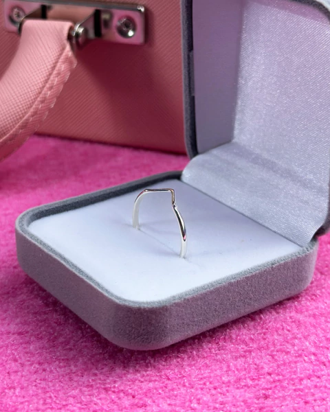 Anel V Minimalista em Prata 925