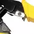 Detalhe do alicate crimpador amarelo e preto para conectores RJ-45, RJ11 e RJ12