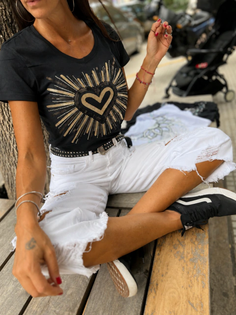Remera Clasica Bordada Corazón Rayos