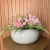 Arranjo de Lírio com Rosa Moana em Vaso Branco Pequeno - Agiani Decor