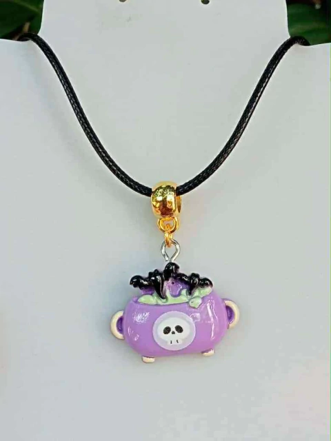 Collar en cordón negro con dije de Caldero Morado