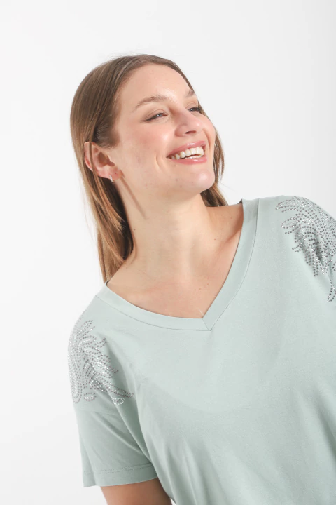 Remera de crepe punto escote v con Strass