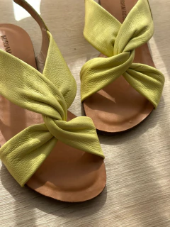 Sandália Bruna Amarela Couro Legítimo na internet