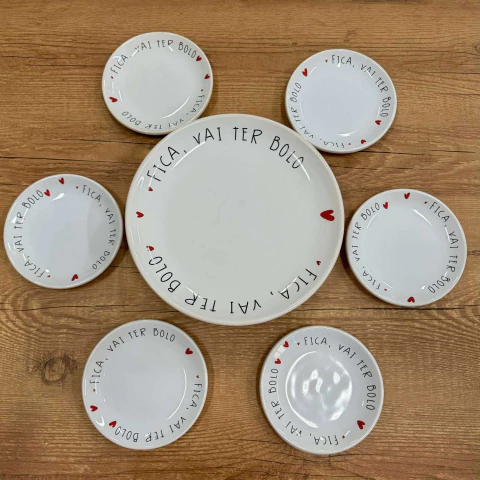 Kit Boleira + 6 Pratos Sobremesa Fica Vai Ter Bolo