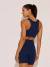 Conjunto feminino de top e short azul marinho com três bolsos, modelo Athletic Power, ideal para atividades físicas.