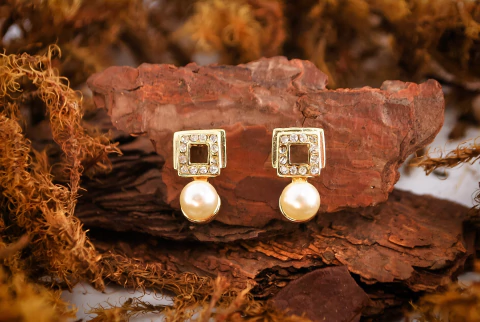 BRINCO FLH. BASE QUADRADA ZIRCONIA CRISTAL PEROLA MW