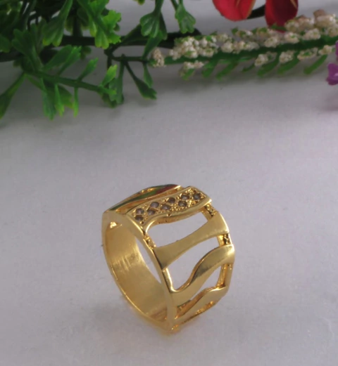 ANEL C/ 6 FILEIRAS VAZADAS LISA + 1 FILEIRA CRAVEJADA TAM. 16