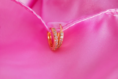 BRINCO FLH. ARGOLA CRAVEJADA CRISTAL G QL