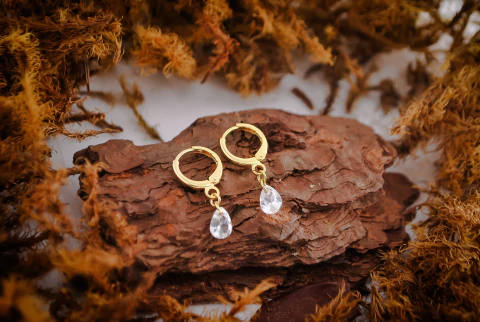 BRINCO FLH. MINI ARGOLA COM PINGENTE PEDRA GOTA MW